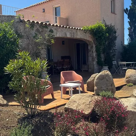 8 Personnes Entre L'ile Rousse Et Calvi Avec Piscine.