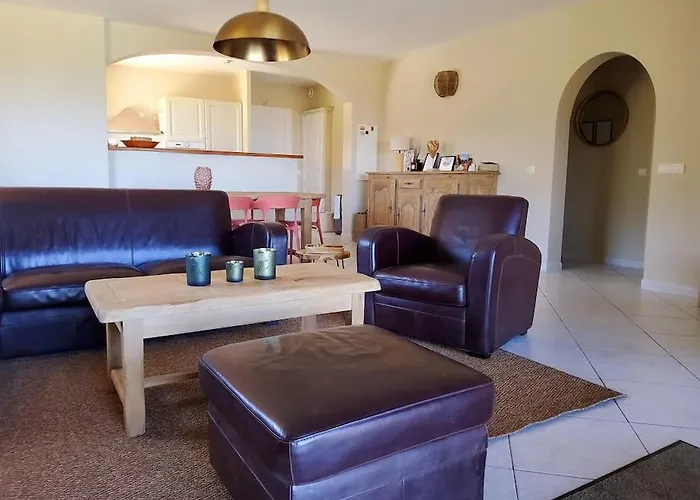 8 Personnes Entre L'ile Rousse Et Calvi Avec Piscine.