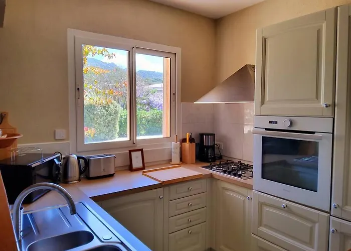 8 Personnes Entre L'ile Rousse Et Calvi Avec Piscine. *