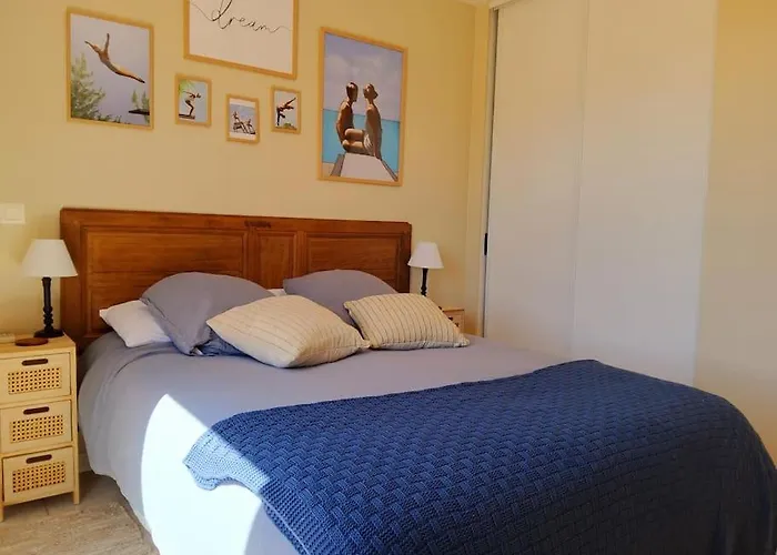 8 Personnes Entre L'ile Rousse Et Calvi Avec Piscine.