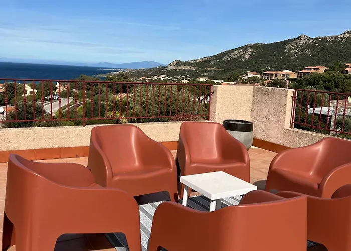 8 Personnes Entre L'ile Rousse Et Calvi Avec Piscine.