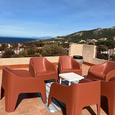 8 Personnes Entre L'ile Rousse Et Calvi Avec Piscine.