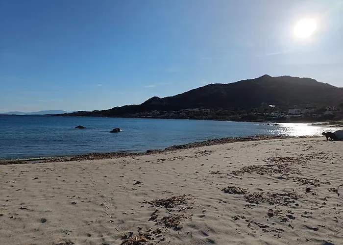 8 Personnes Entre L'ile Rousse Et Calvi Avec Piscine. Villa