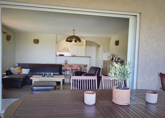 8 Personnes Entre L'ile Rousse Et Calvi Avec Piscine. Villa