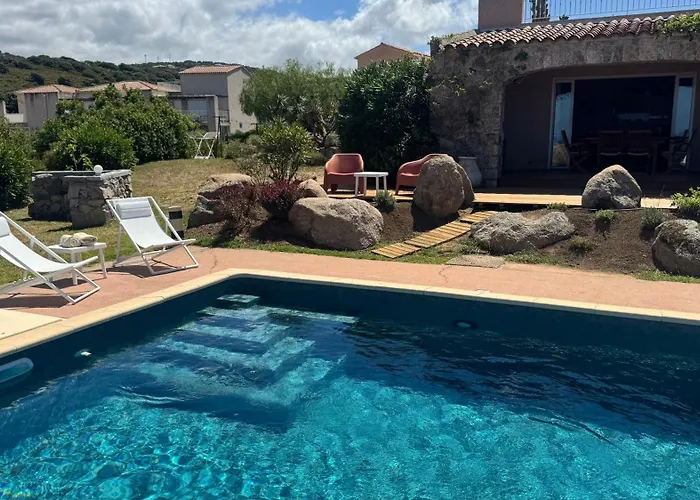 8 Personnes Entre L'ile Rousse Et Calvi Avec Piscine. Villa