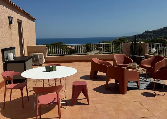 8 Personnes Entre L'ile Rousse Et Calvi Avec Piscine. *