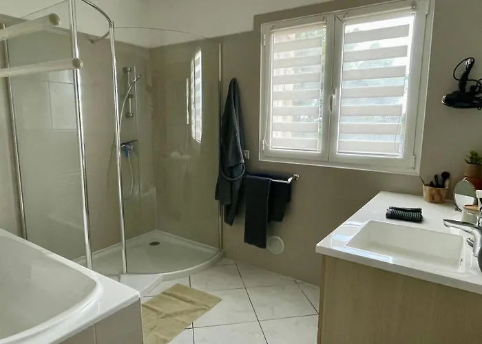 8 Personnes Entre L'ile Rousse Et Calvi Avec Piscine. *