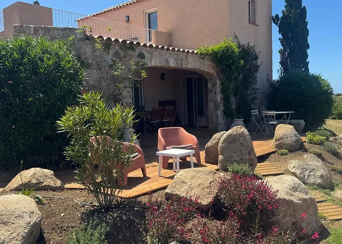8 Personnes Entre L'ile Rousse Et Calvi Avec Piscine.